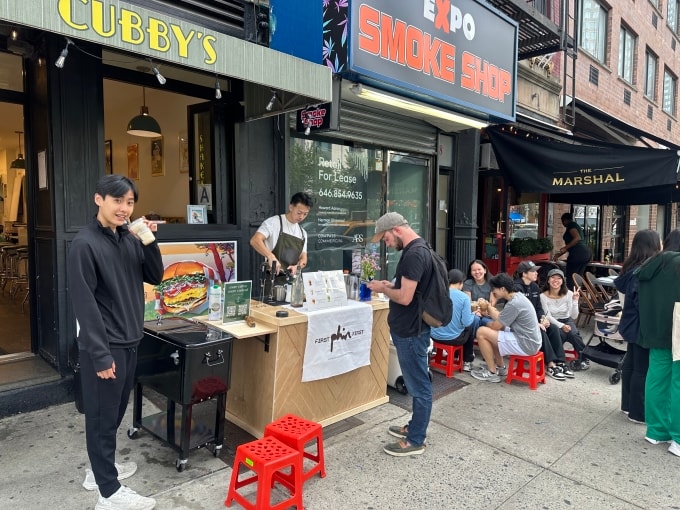 Quầy cà phê của Thảo và Chad trước một cửa hàng burger ở New York. Ảnh: NVCC