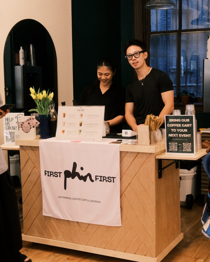 Thảo và bạn trai đứng quầy trong một sự kiện ở New York. Ảnh: NVCC