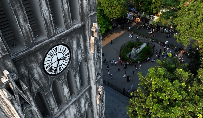 Du khách đổ đến tham quan và vui chơi trước cửa Nhà thờ Lớn Hà Nội vào mùa thu. Ảnh: Ngọc Thành