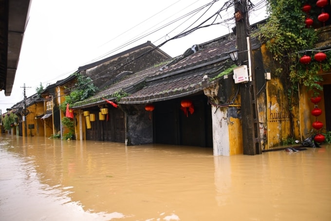Đoạn đường Trần Phú tập trung nhiều hàng quán, cơ sở kinh doanh du lịch, ngập sâu ngày 28/10. Ảnh: Người Hội An
