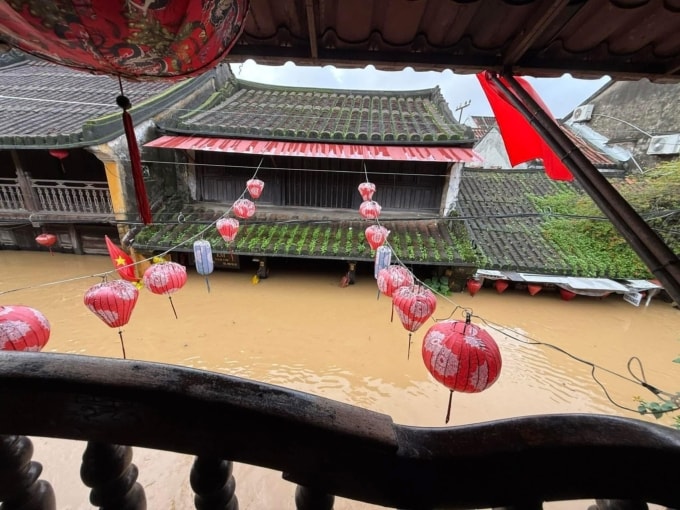 Khung cảnh Hội An chìm trong nước nhìn từ tầng hai quán Madame Hien Hội An hôm 29/10.
