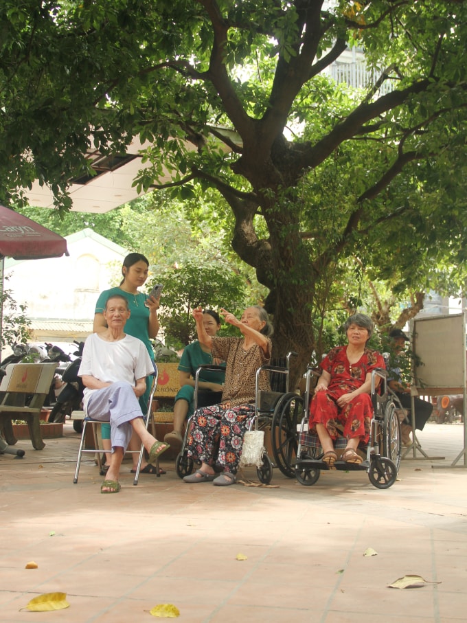 Người cao tuổi tắm nắng, vận động nhẹ nhàng tại một viện dưỡng lão ở Hoàng Mai, Hà Nội tháng 9/2025. Ảnh: Phan Dương