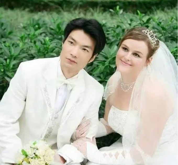 Wu Yanju và Amy Thames trong ngày cưới ở Trung Quốc, năm 2005. Ảnh: SCMP