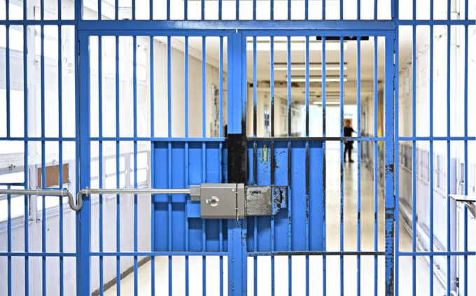 Người đàn ông 69 tuổi ở thị trấn Sainte-Rose, đảo Basse-Terre, cố tình phạm tội để được vào tù chăm sóc cháu trai đang thụ án. Ảnh minh họa: GABRIEL BOUYS