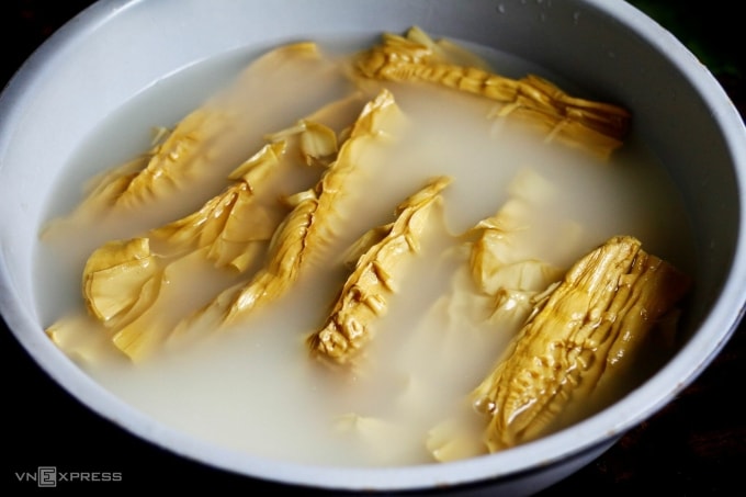 Măng ngâm nước vo gạo nhanh mềm hơn. Ảnh: Bùi Thủy