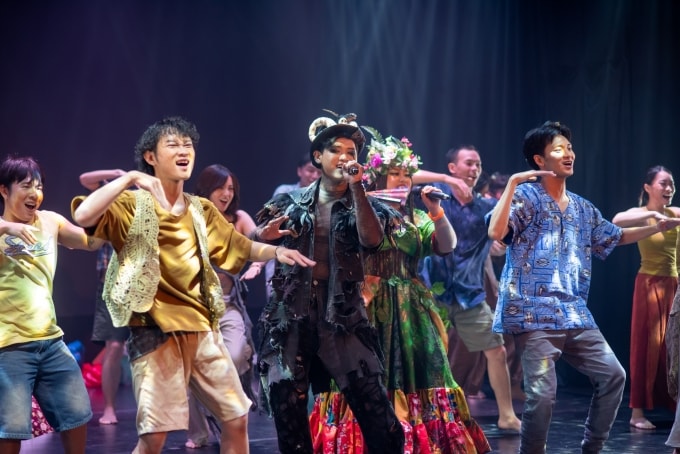 Các diễn viên diễn trích đoạn vở nhạc kịch.