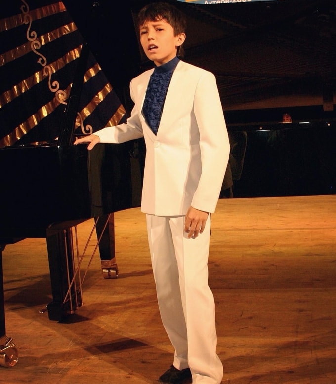 Ca sĩ biểu diễn trong một sự kiện năm 11 tuổi. Ảnh: Instagram Dimash Qudaibergen