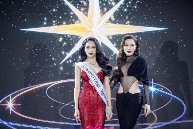Hương Giang nhận sash (dải băng đeo dành cho thí sinh) từ Miss Universe Vietnam 2024 Nguyễn Cao Kỳ Duyên.