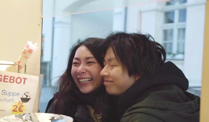 Yen Nguyen (trái) khóc lúc nhắc về sự vất vả của bố. Ảnh: Phim Mọi thứ đều thuộc về mình