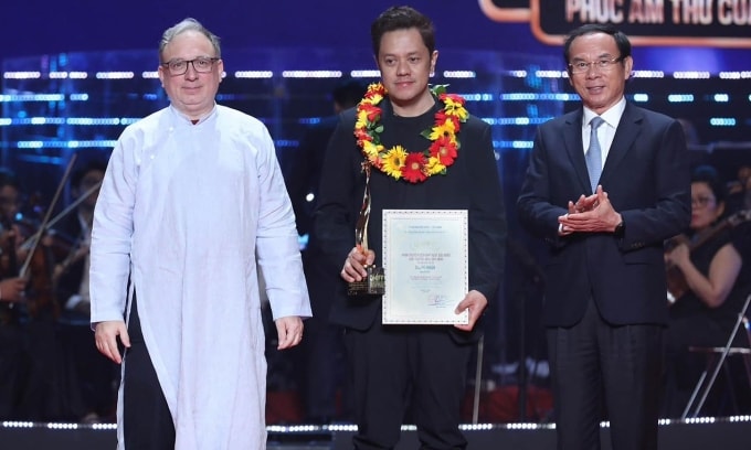 Đạo diễn Sheron Dayoc (giữa) nhận giải Ngôi Sao Vàng cho Phim Đông Nam Á xuất sắc ở lễ bế mạc Liên hoan phim TP HCM. Ảnh: Thanh Tùng