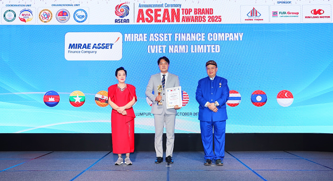 Ông Lee Yun Hyoung, Tổng giám đốc công ty Tài chính Mirae Asset Việt Nam (giữa) nhận giải. Ảnh: Mirae Asset