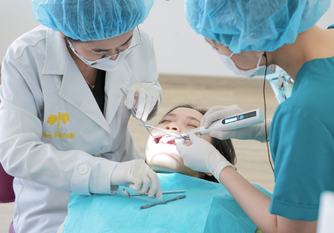 Bác sĩ Châu thăm khám cho một bệnh nhân gặp vấn đề về răng miệng. Ảnh: Loan Bùi