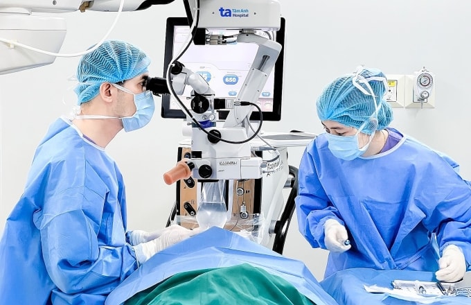 Bác sĩ Hưng phẫu thuật mắt cho bà Lan. Ảnh: Bệnh viện Đa khoa Tâm Anh