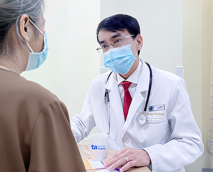 Bác sĩ Trung khám cho bà Ngà khi tái khám. Ảnh: Bệnh viện Đa khoa Tâm Anh