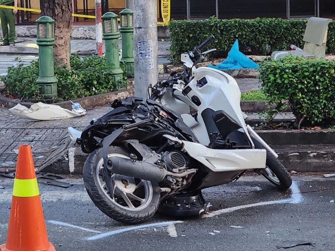 Xe máy bị vỡ nát sau tai nạn. Ảnh: Đình Văn