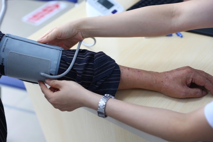 Đo huyết áp cho người bệnh. Ảnh: Quỳnh Trần