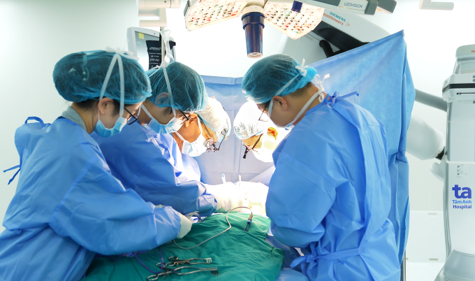 Êkíp thực hiện phẫu thuật Hybrid kết hợp mổ mở và can thiệp nội mạch. Ảnh: Bệnh viện Đa khoa Tâm Anh