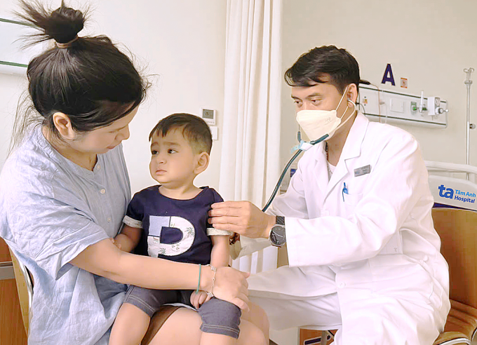 Bác sĩ Hà khám cho một bệnh nhi mắc viêm mũi họng cấp. Ảnh: Bệnh viện Đa khoa Tâm Anh