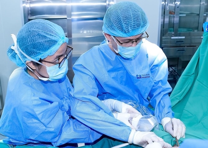 Bác sĩ Tấn phẫu thuật cho bệnh nhân Thư. Ảnh: Bệnh viện Đa khoa Tâm Anh