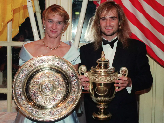 Andre Agassi và Steffi Graf chụp ảnh cùng những chiếc Cup tại bữa tối sau Wimbledon. Ảnh: PA