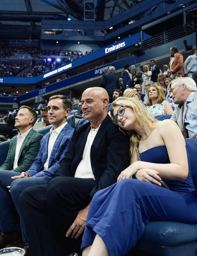 Jaz, 22 tuổi, cùng cha đến US Open năm nay và chứng kiến ông giành giải thưởng vì từ thiện.