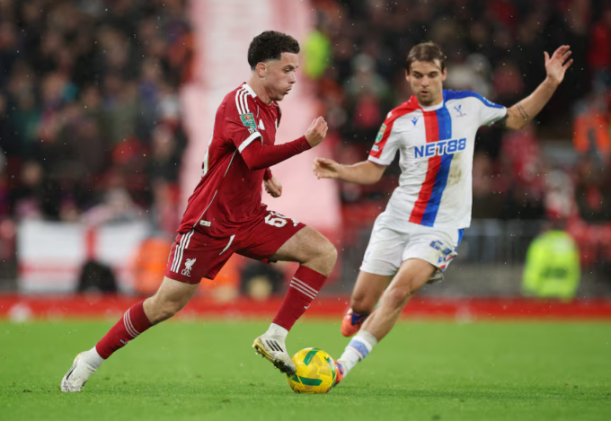 Cầu thủ 18 tuổi Kieran Morrison (áo đỏ) đi bóng trong trận. Ảnh: Reuters