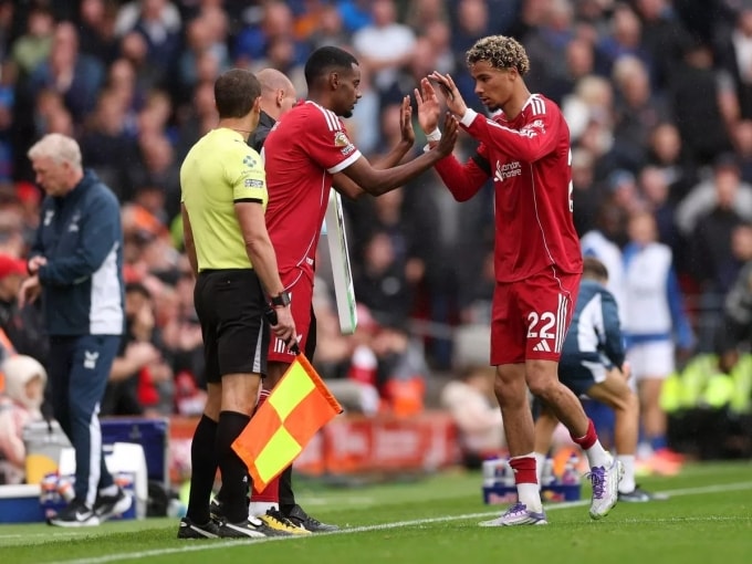 Isak vào thay Etikite (phải) trong một trận Ngoại hạng Anh. Ảnh: AFP