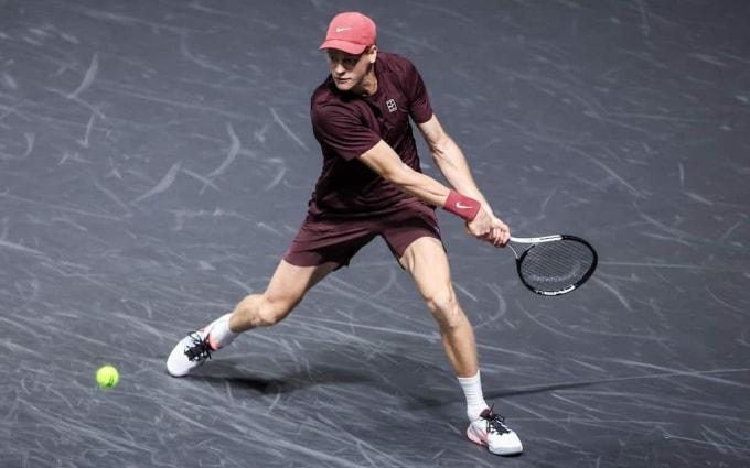 Sinner đánh trái tay trong trận gặp Cerundolo, ở vòng ba Paris Masters, trên sân Trung tâm ở tổ hợp La Defense, Paris, Pháp hôm 30/10. Ảnh: Reuters