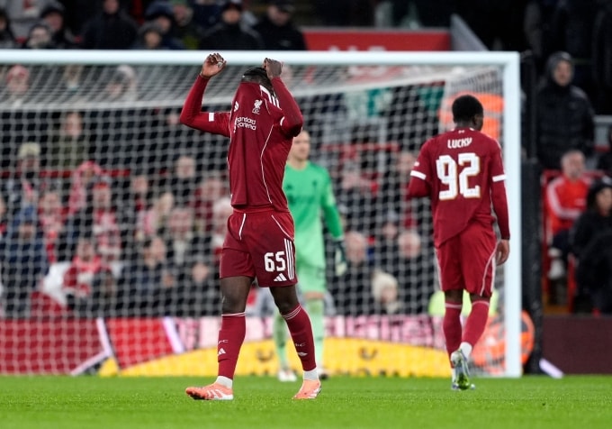 Amara Nallo (số 65) thất vọng khi lĩnh thẻ đỏ trong trận thua Crystal Palace 0-3 ở vòng bốn Cup Liên đoàn Anh ngay tại Anfield ngày 29/10. Ảnh: AP