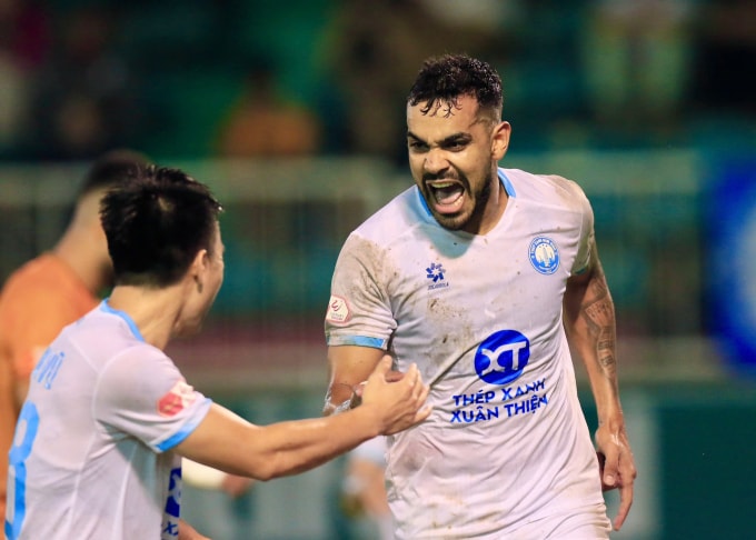 Tiền đạo Nam Định Brenner lập cú đúp trong trận hòa HAGL 2-2 ở vòng 9 V-League 2025-2026, trên sân Pleiku, Gia Lai ngày 31/10/2025. Ảnh: Minh Minh