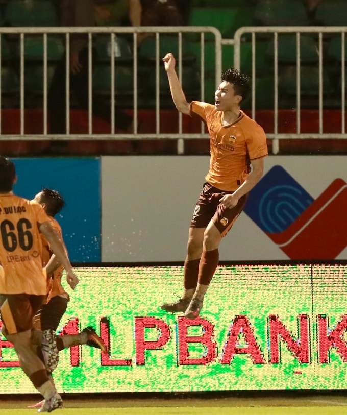 Tiền vệ HAGL Nguyễn Minh Tâm mừng bàn mở tỷ số ở phút 19, trong trận hòa Nam Định 2-2 ở vòng 9 V-League 2025-2026, trên sân Pleiku, Gia Lai ngày 31/10/2025. Ảnh: Minh Minh