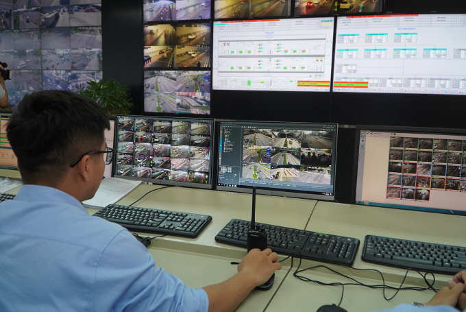 Nhân viên theo dõi tình hình giao thông tại Trung tâm điều hành giao thông thông minh tại TP HCM hôm 10/7. Ảnh: Giang Anh