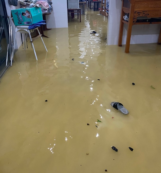 Từ nơi xa, tôi được cập nhật tình hình lũ lụt ở nhà qua điện thoại. Ảnh: Tác giả cung cấp