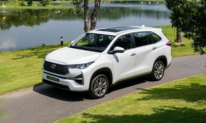 Innova Cross hybrid lăn bánh tại Hà Nội. Ảnh: TMV