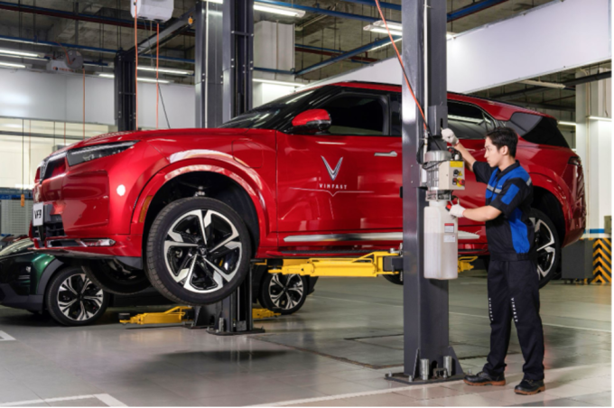 Kỹ thuật viên VinFast kiểm tra xe tại xưởng dịch vụ chính hãng. Ảnh: VinFast