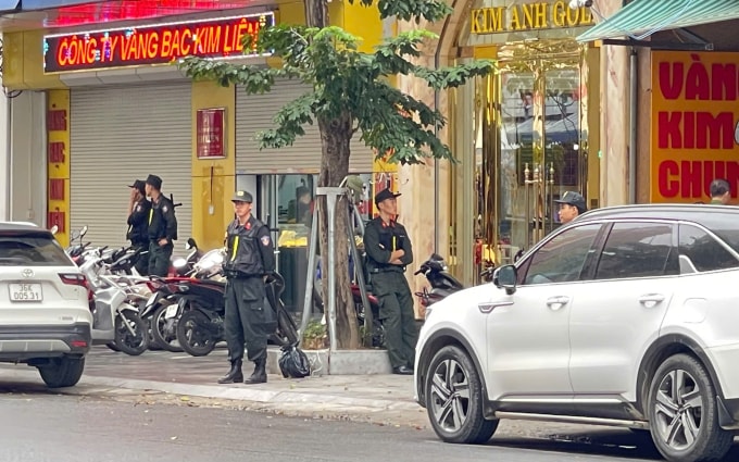 Cảnh sát cơ động bảo vệ bên ngoài một hiệu vàng trên phố Lê Hoàn. Ảnh: Lam Sơn
