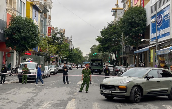 Cảnh sát trật tự bảo vệ từ phía xa. Ảnh: Lam Sơn