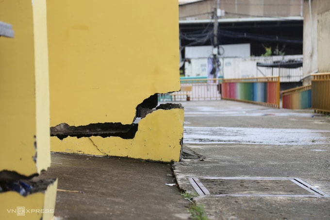 Sụt lún gây ra nứt gãy công trình ở Khu Trung tâm Văn hóa - Thể thao phường An Lạc (quận Bình Tân cũ). Đây là địa bàn có tốc độ lún nhanh nhất ở TP HCM. Ảnh: Đình Văn