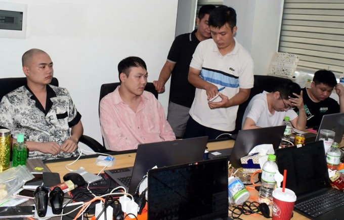 Công an khám xét tụ điểm phạm tội. Ảnh: Công an cung cấp