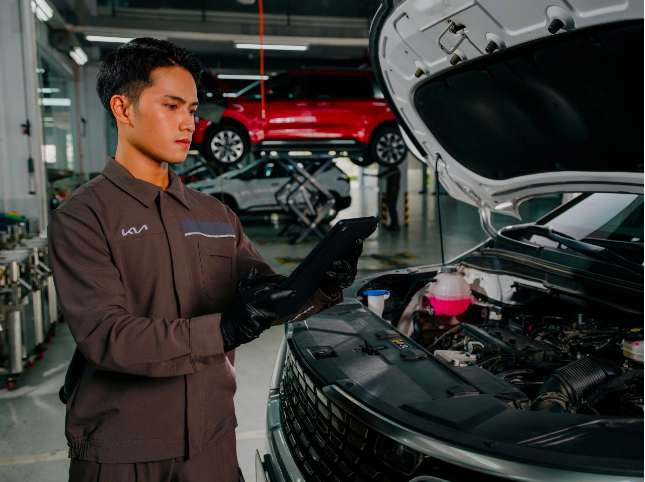 Kỹ thuật viên Kia kiểm tra một mẫu xe. Ảnh: Thaco Auto