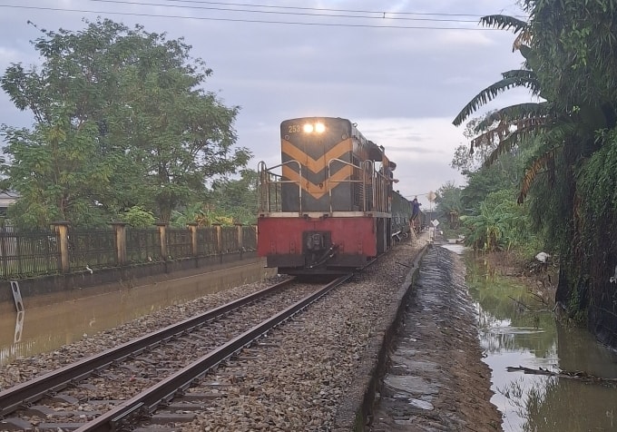 Đoàn tàu hàng đầu tiên đi vào khu ga Văn Xá sáng 31/10. Ảnh: VNR