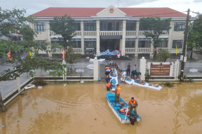 Nhiều nơi ở Huế vẫn ngập phải tiếp tế thực phẩm. Ảnh: Võ Thạnh