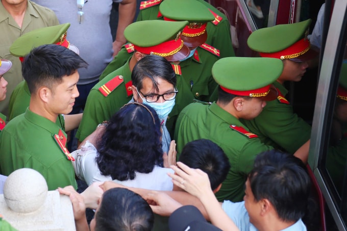 Cựu trợ lý nguyên Chủ tịch Quốc hội Phạm Thái Hà mắt đỏ hoe, ôm người thân trước khi lên xe đặc chủng về trại giam sau khi bị TAND Hà Nội tuyên án sơ thẩm 5 năm 6 tháng tù, chiều 18/9/2025. Ảnh: Phạm Dự