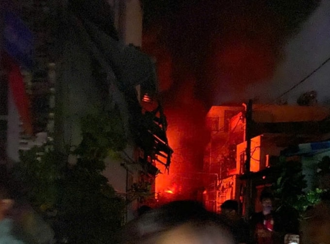 Ngọn lửa bùng lên từ kho phế liệu đỏ rực trong khu dân cư. Ảnh: Minh Hoàng