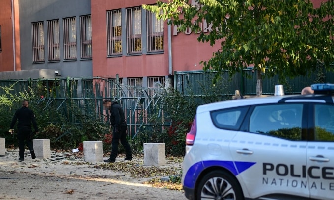 Cảnh sát kiểm tra phía ngoài Pourquery Laboratories ở Lyon, Pháp sau vụ cướp ngày 30/10. Ảnh: AFP