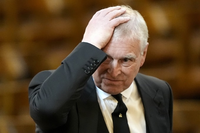 Hoàng tử Andrew tại London ngày 16/9. Ảnh: AFP