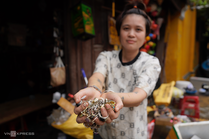 Chị Thảo với số nhẫn lưu niệm bị hư hỏng. Ảnh: Nguyễn Đông