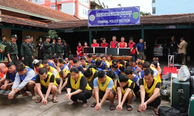 Các nghi phạm lừa đảo trực tuyến bị bắt giữ tại Campuchia. Ảnh: Linh Đan