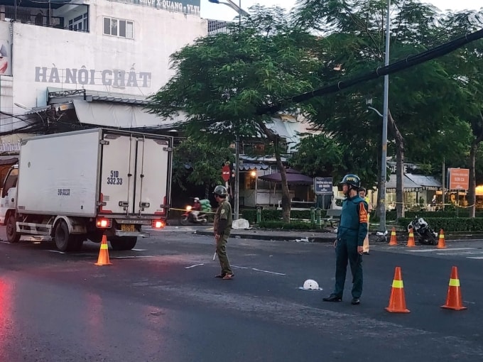 Cảnh sát phong toả hiện trường điều tra nguyên nhân. Ảnh: Đình Văn