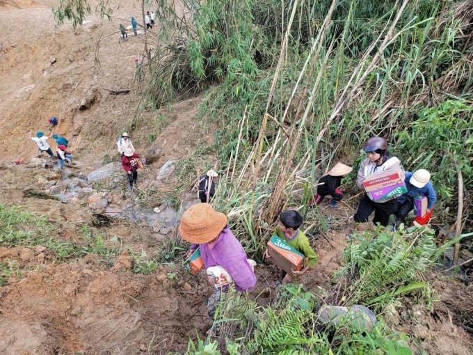 Người dân nhận hàng tiếp tế sau nhiều ngày bị cô lập. Ảnh: Chí Anh